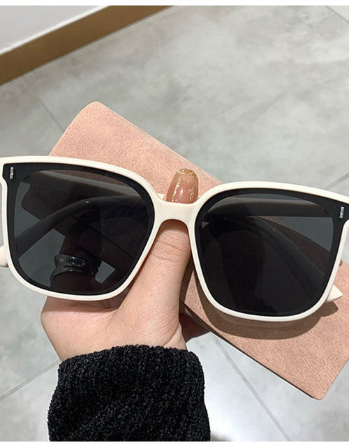 Load image into Gallery viewer, Vintage Square Sunglasses
